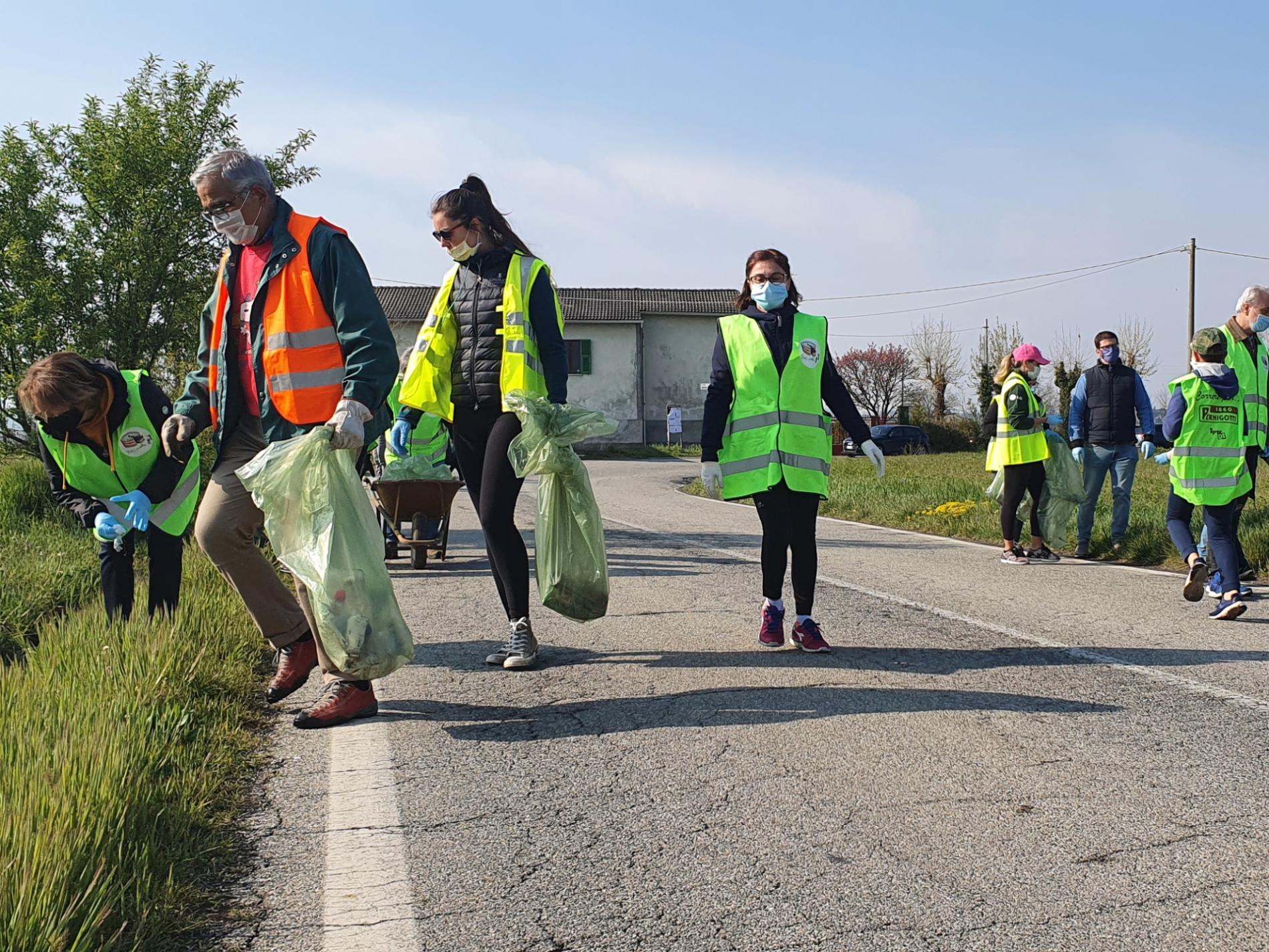 “Dolci al verde”, i volontari: «Cari candidati, venite con noi a pulire»