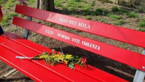 Sabato l’inaugurazione della panchina rossa