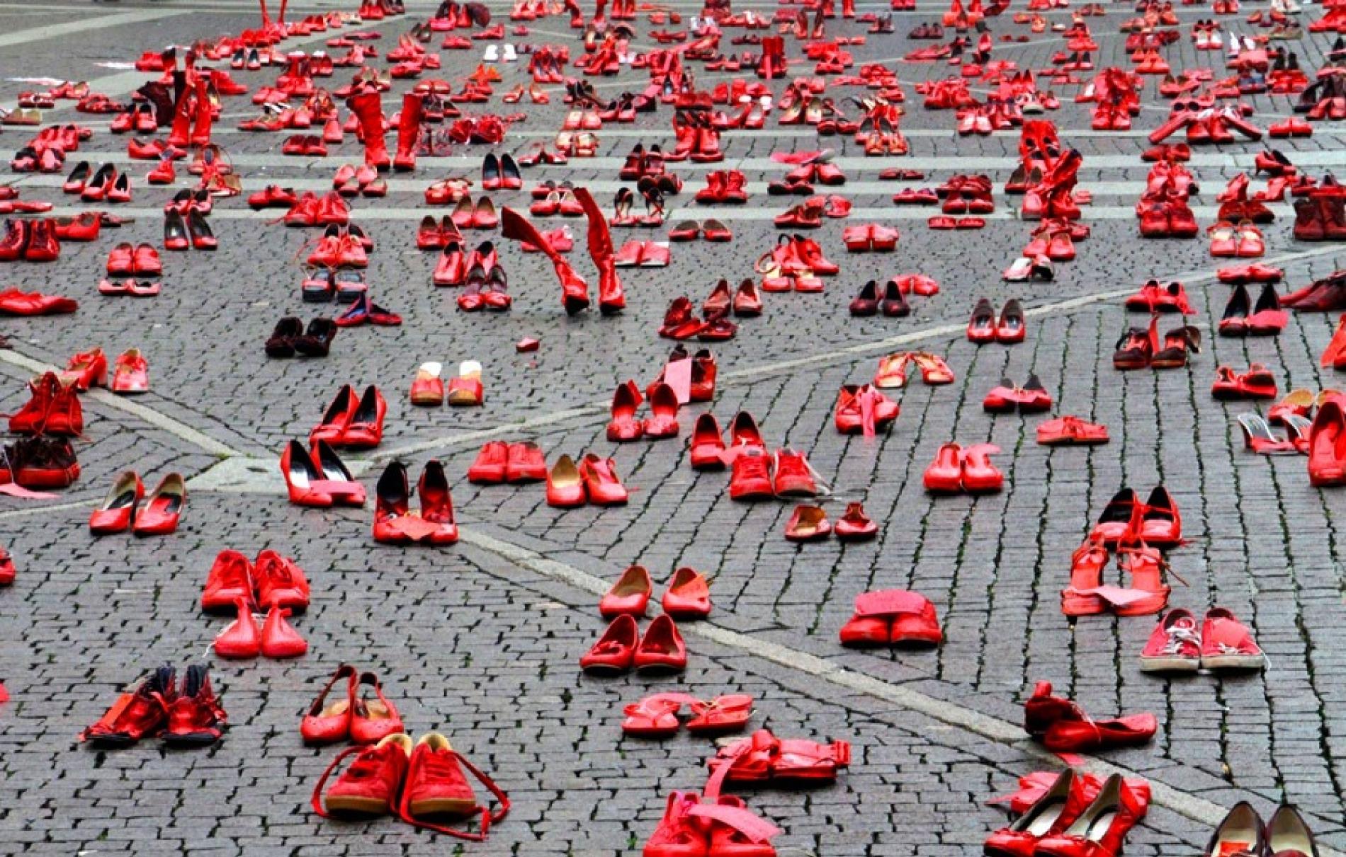 Contro la violenza sulle donne: la Questura al centro commerciale