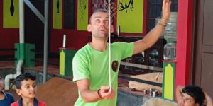 Daniele Pistone in India per insegnare l’arte della giocoleria