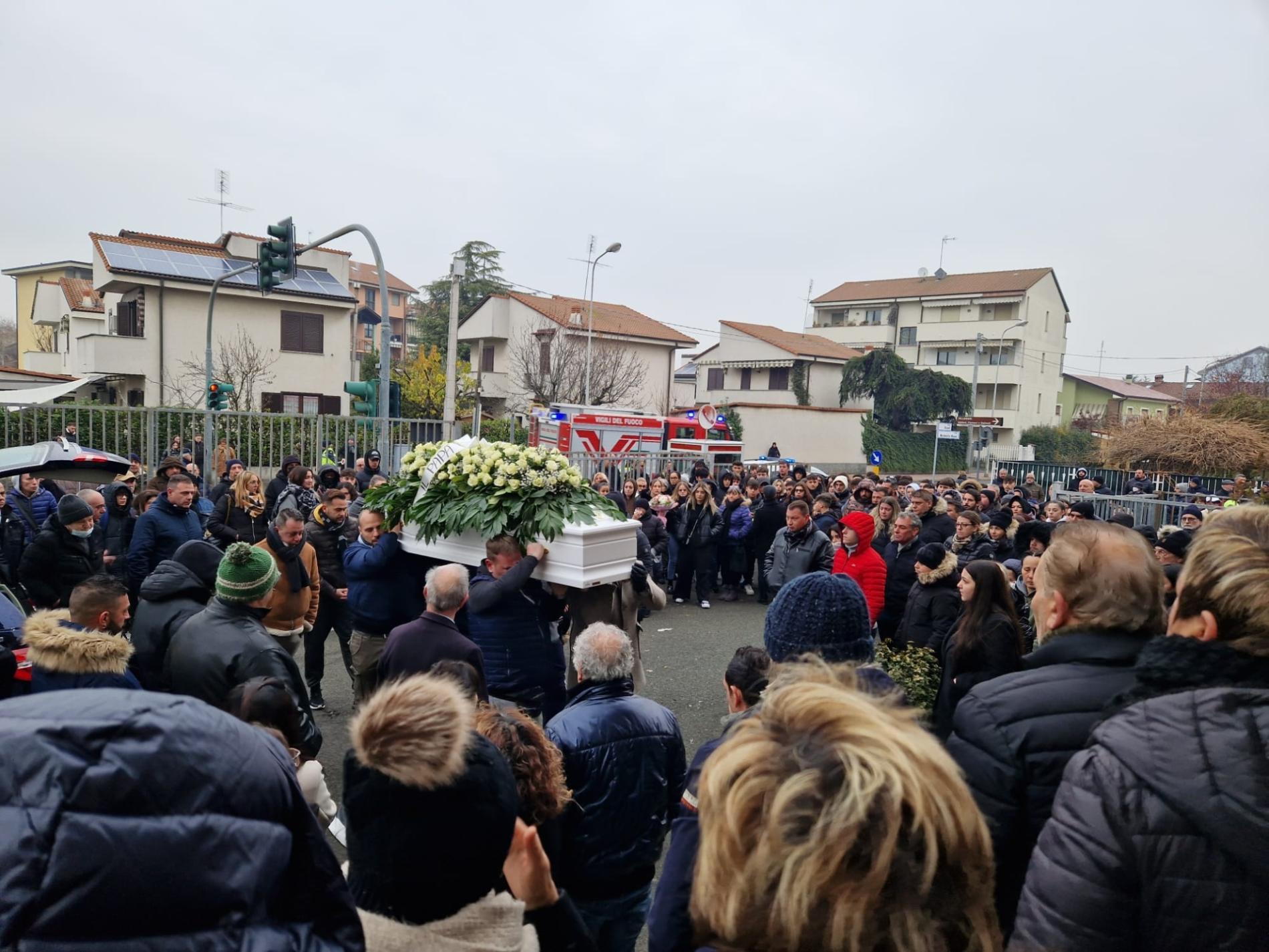 “Lollo ti amiamo, sei sempre con noi”: l’ultimo saluto a Lorenzo Vancheri