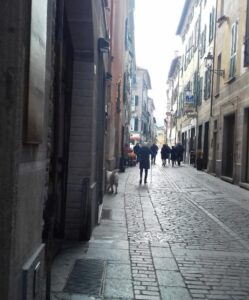 Centro storico, doppia velocità tra nuovo arredo e sporcizia