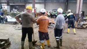 Ormig, volontari al lavoro per spalare il fango