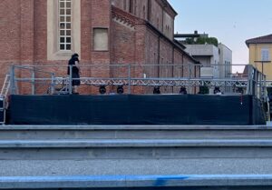 Crolla struttura, due feriti sul palco del Pride