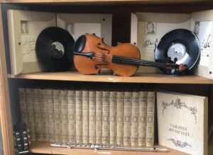 Nuova musica al Pertini: coppia di coniugi dona dischi e strumenti