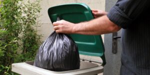 Pannolini sì, assorbenti no: «Donne discriminate dalla raccolta rifiuti»