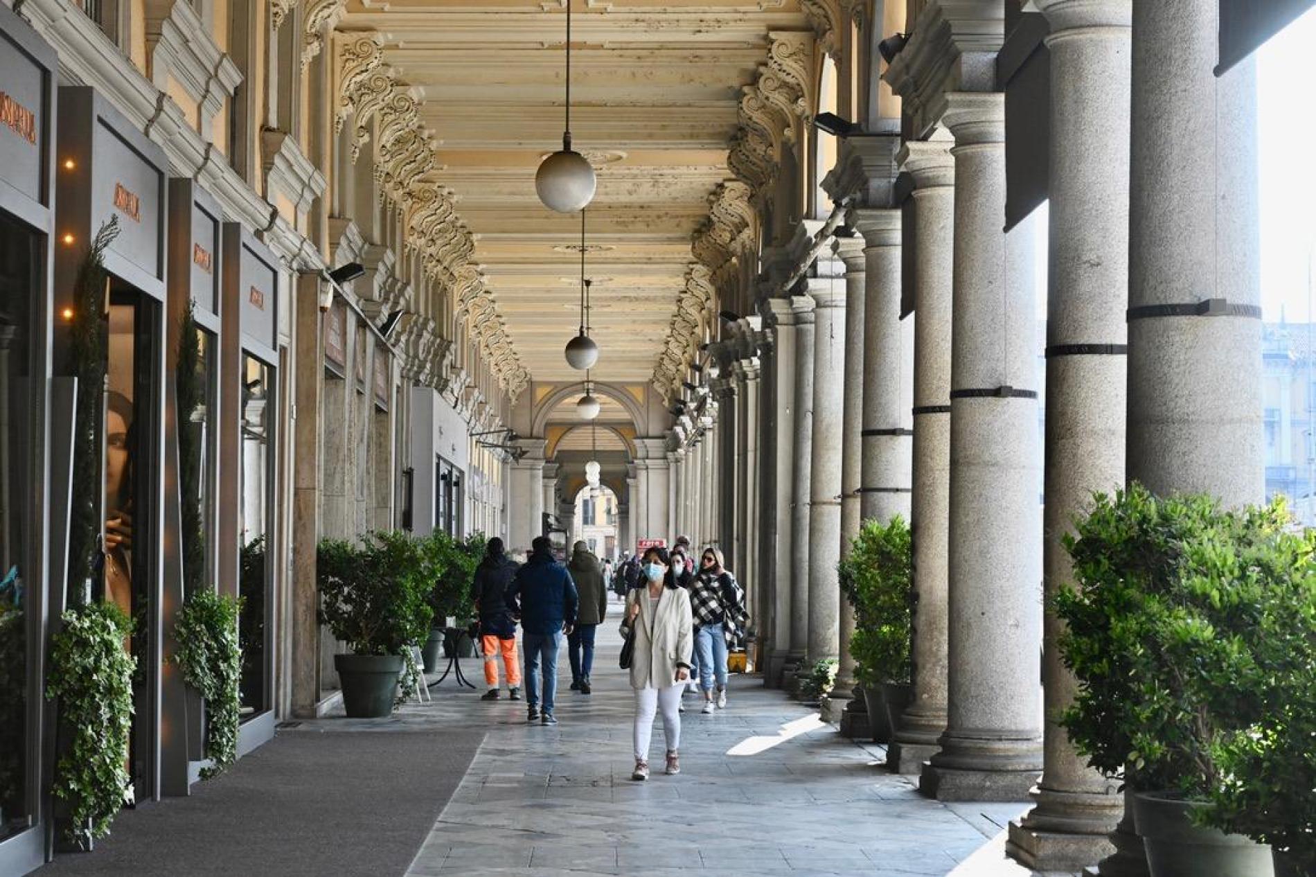 Covid, crollano i casi. Piemonte: volano le quarte dosi