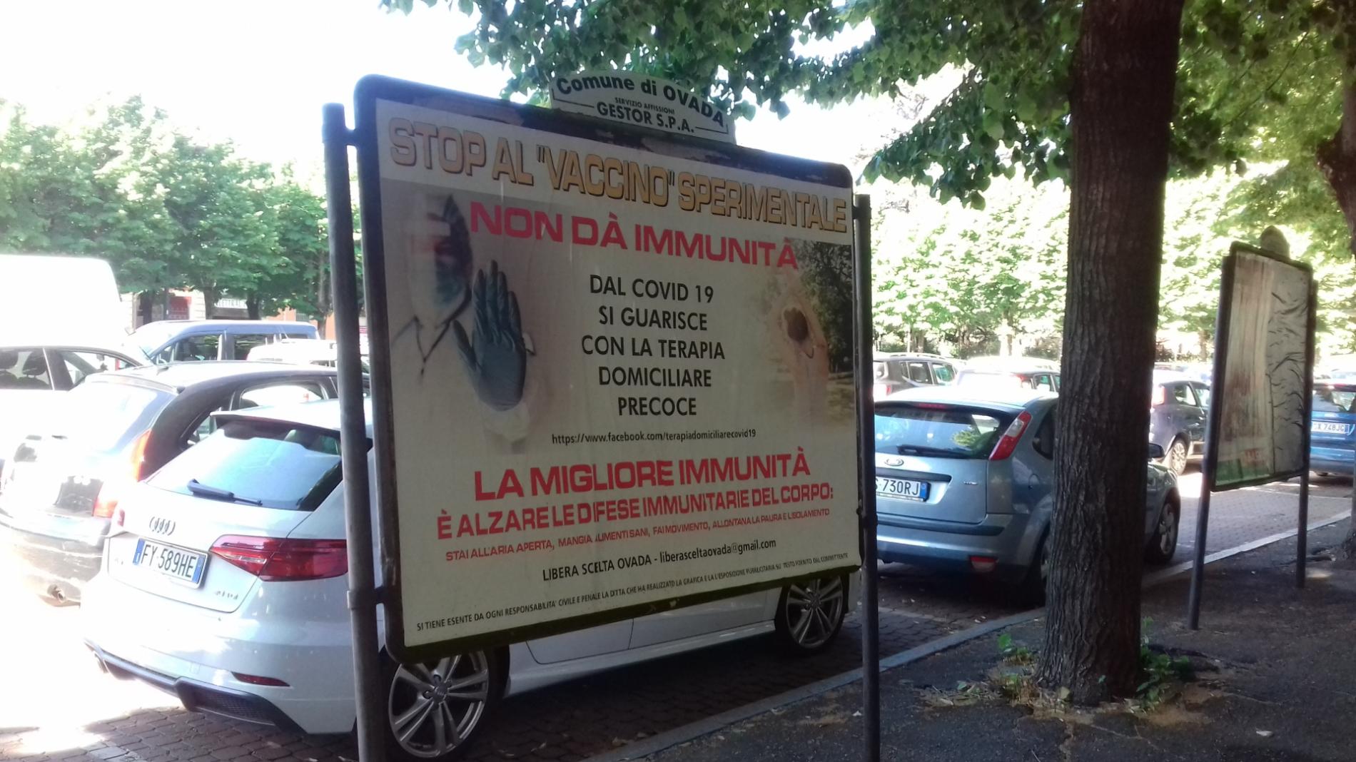 Scritte “No vax” sui muri di via Buffa