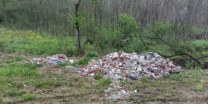 Abbandona rifiuti e calcinacci vicino al rio, beccato grazie alla “fototrappola”