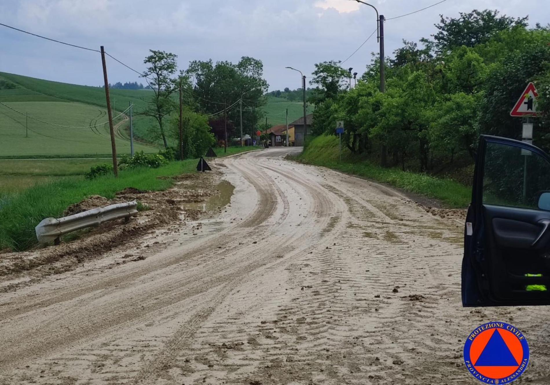 Quargnento, strada invasa dal fango (dei trattori)