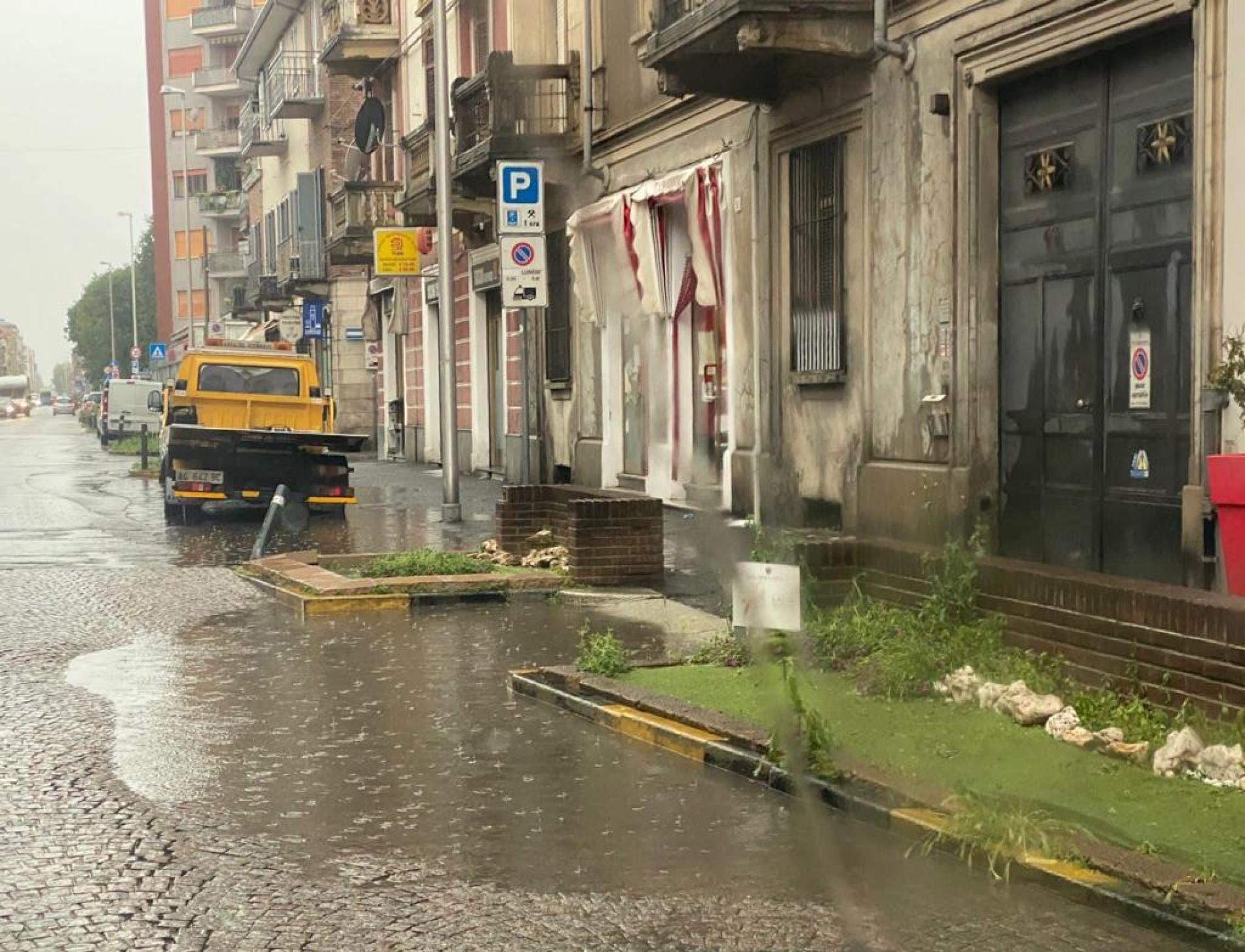 Temporale e grandine su Alessandria. Al Cristo i maggiori problemi. Via Gramsci, crollata parte di muro di un edificio