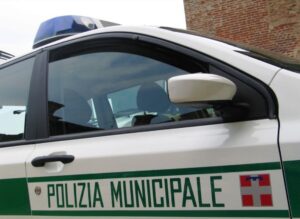 Auto sbanda, va sul marciapiede e urta ragazzina: gli occupanti se ne vanno