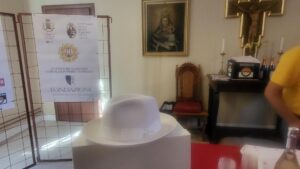 Un ‘Borsalino’ bianco per Papa Francesco