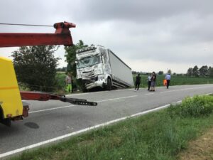 Tir nel fosso: bloccata la strada tra Astuti e Quargnento