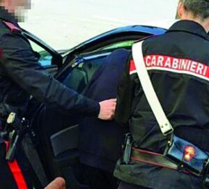 Rifiuti, ma anche ferro vecchio sul furgone: foglio di via per due donne