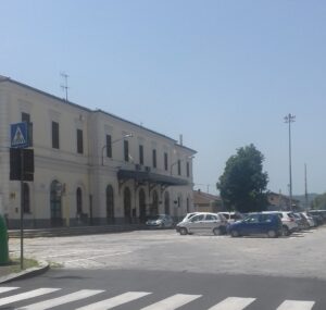 Stazione di Ovada, sporcizia e degrado nell’edificio recuperato nel 2019