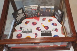 Spariti cinque dischi dei Beatles dalla mostra al Castello di Casale