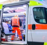 Alessandria: voleva evitare il controllo e scappa in bici, finisce contro un muro