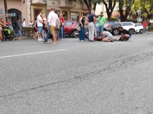 Casale: moto contro auto in corso Valentino, due ragazzi a terra