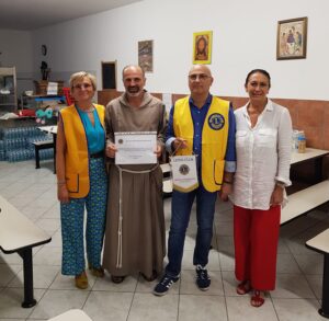 Lions Bosco Marengo Santa Croce, 600 euro di viveri per la mensa dei frati