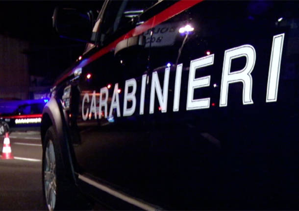 Lancia barattolo contro una vetrina, poi la reazione violenta contro i Carabinieri: arrestato