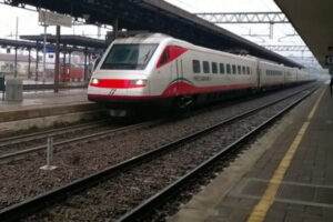Arquata: il bebè arriva in anticipo, donna partorisce sul treno