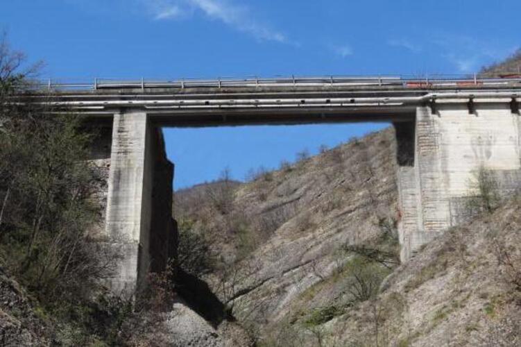 Auto abbatte barriere, a Castel Ratti chiuso il ponte sul Borbera