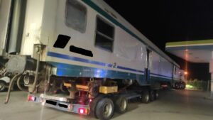 Due vagoni ferroviari trasportati su strada senza autorizzazioni