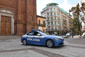 Alessandria, rubano un portafoglio e tentano di prelevare