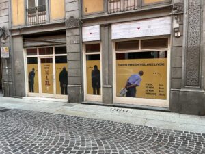 Alessandria: fai l’umarèll? Allora paga! L’ironia è in vetrina