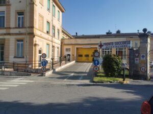 Paura al Pronto Soccorso di Casale: giovane rompe una vetrata