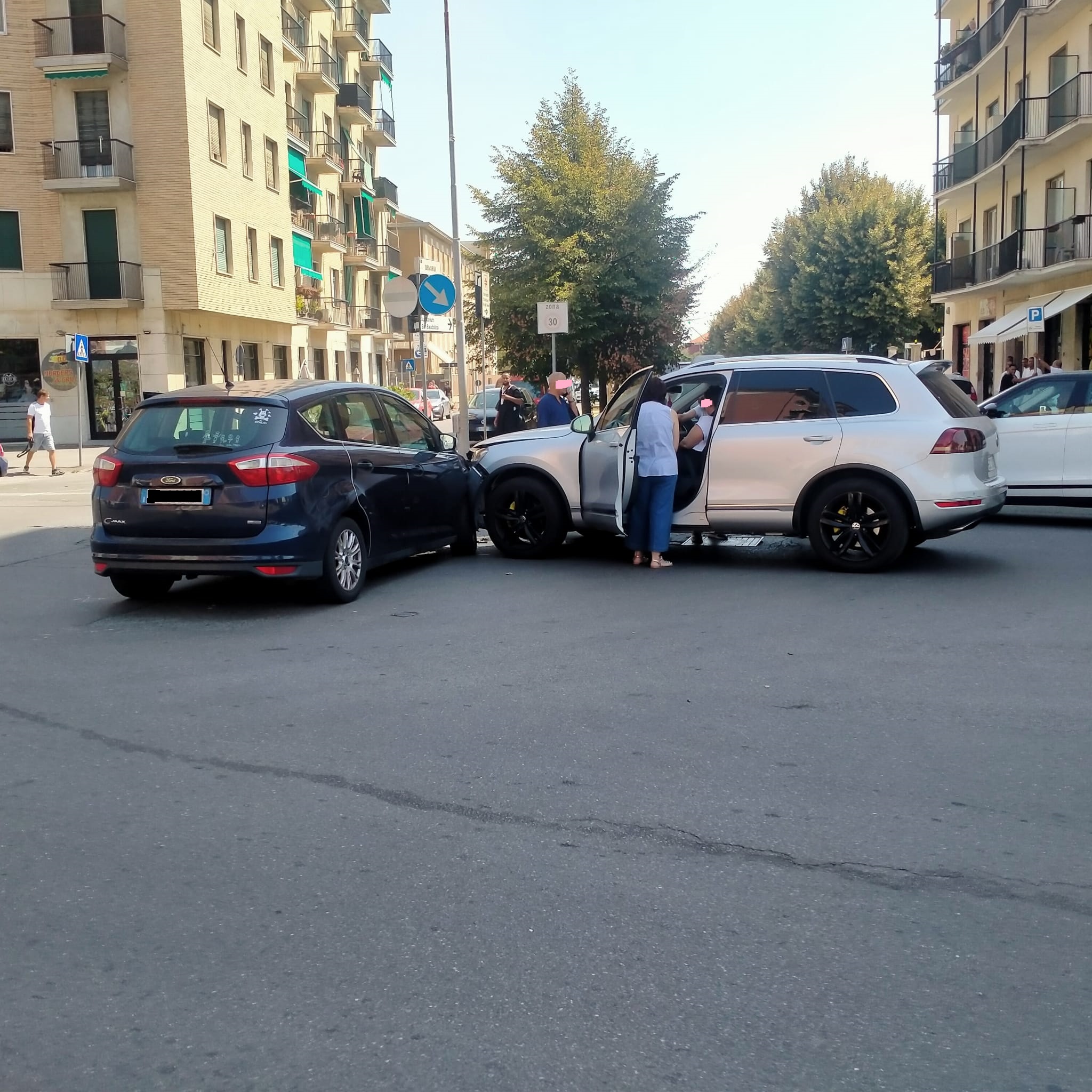 Alessandria: incidente alla rotonda, un ferito