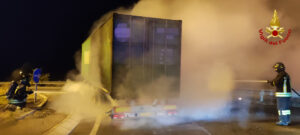 Castelceriolo: autocarro in fiamme sulla Provinciale