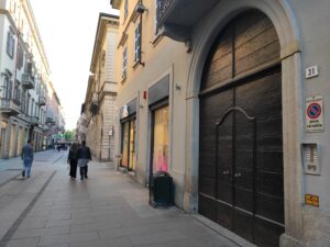 Alcol e Internet su, edicole e alimentari giù