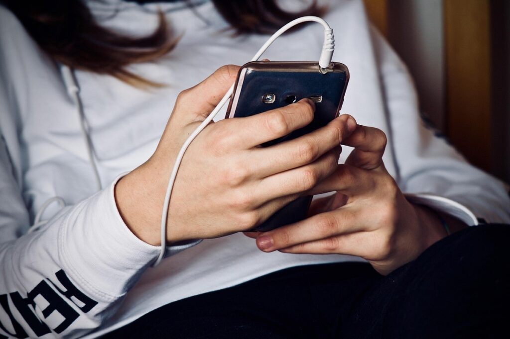 Cellulare sotto controllo: cosa devi sapere sulla tua privacy online