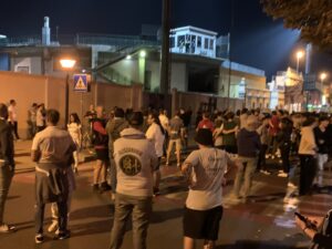 La  contestazione fuori dal Moccagatta. Zaza: “Parlo con la società”