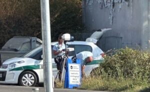 Il cartello di segnalazione dell’autovelox? È nascosto