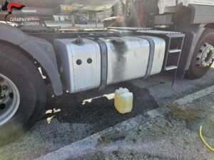Rubano gasolio dal camion parcheggiato: arrestati in tre