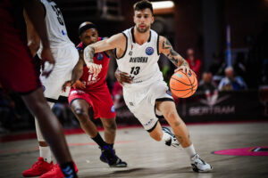 Bertram tenta di scalare la montagna Olimpia