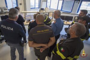 Forze dell’ordine in formazione dai Vigili del Fuoco