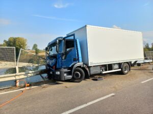 Alessandria: camion incastrato sul ponte del Bormida, riaperta una carreggiata