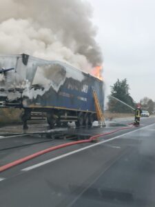 Rimorchio in fiamme al Rondò: traffico rallentato