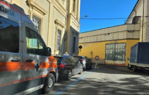 Ospedale: parcheggio di via Venezia chiuso e scoppia il caos ambulanze