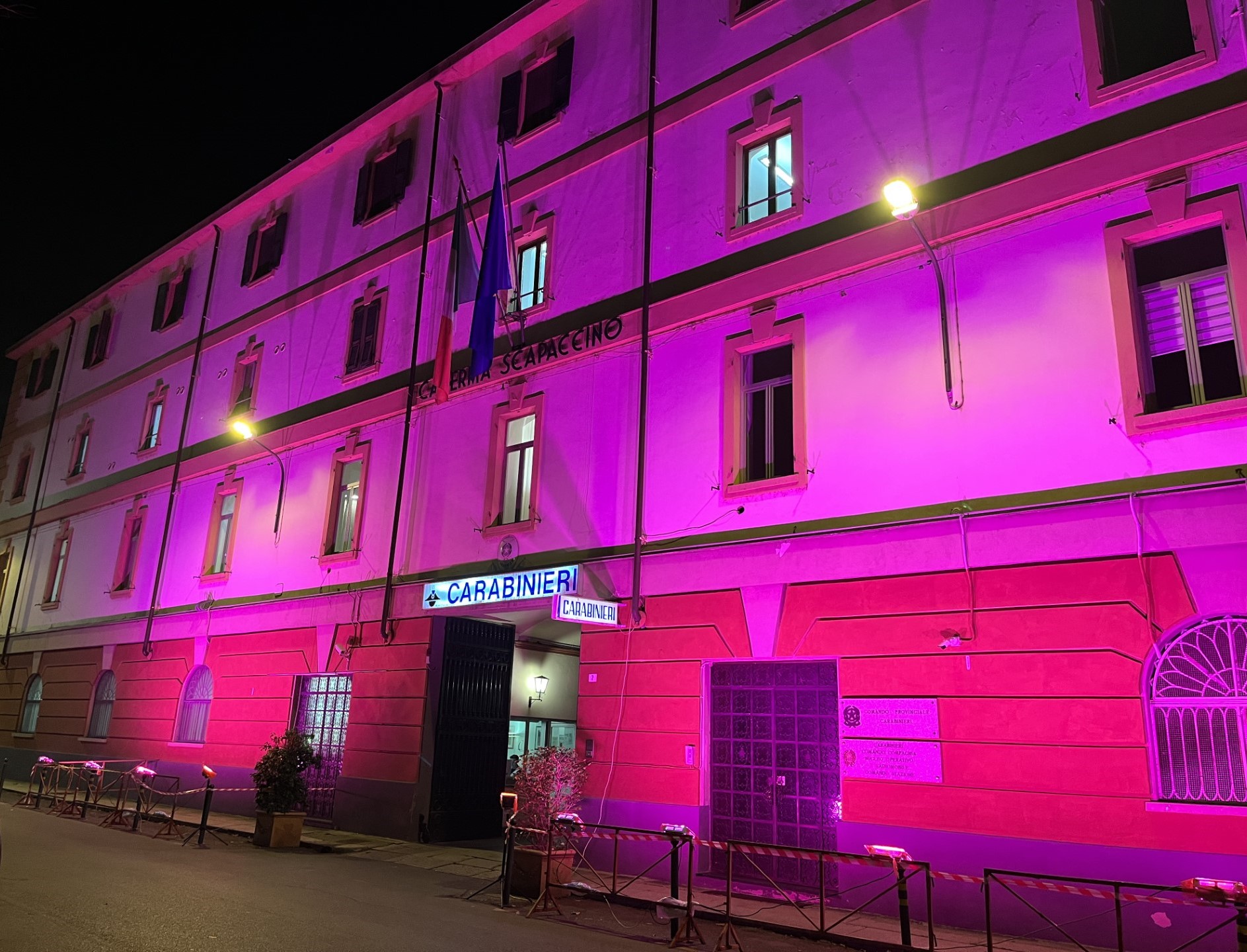 Vignale Monferrato: sedie rosse vuote e una mostra pittorica