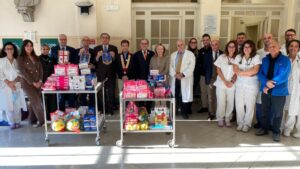 Infantile, giochi e libri per i piccoli pazienti grazie al Rotary