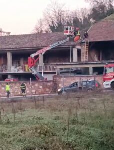 Ozzano, anziano minaccia di buttarsi dal tetto di casa