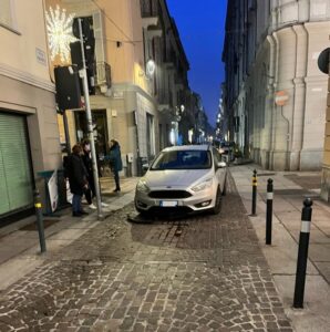 Alessandria, auto contro il pilomat di via Trotti