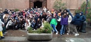Abeti, nastri rossi e i bimbi delle scuole: il centro si colora