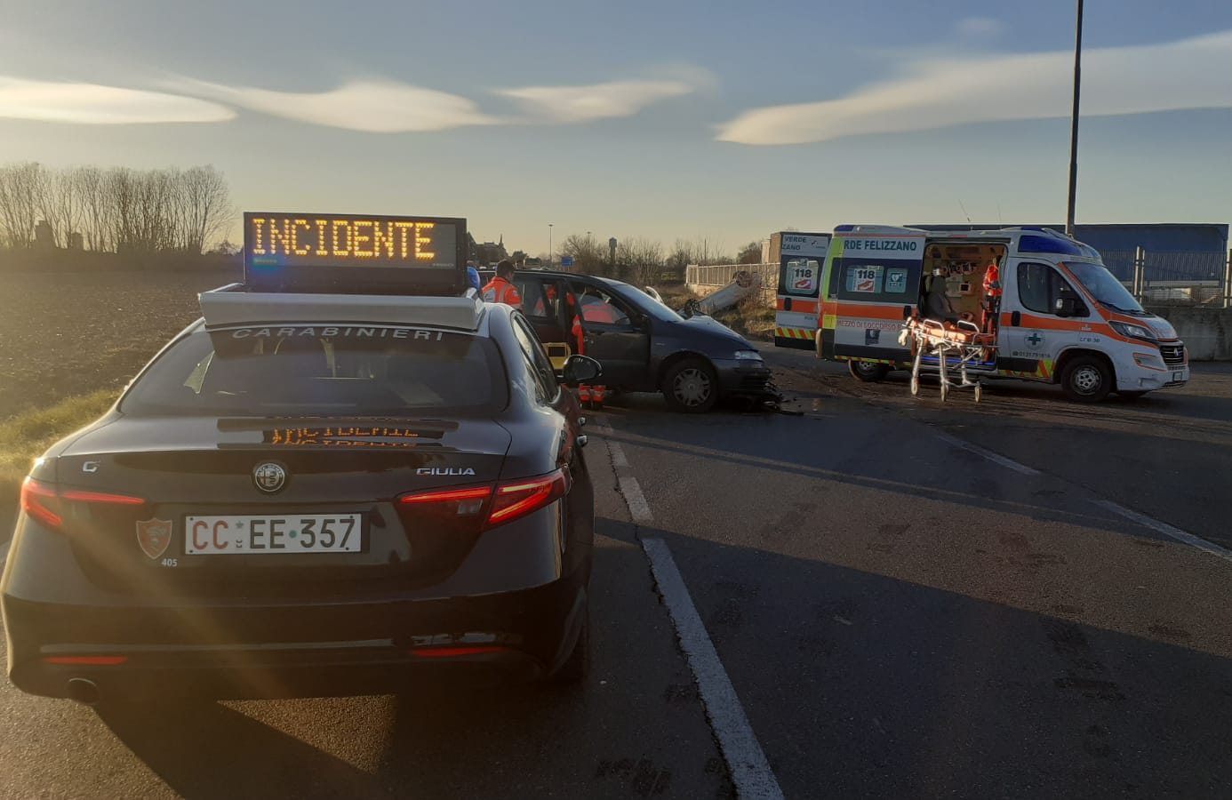 Ancora un incidente: auto ribaltata nel campo