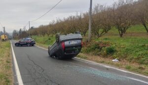 Ozzano: auto ribaltata, lievemente ferito il conducente